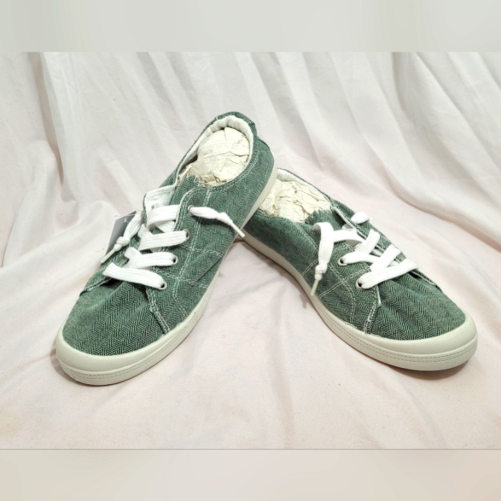 Beneker heather green Sneakers, Size 10, NWT